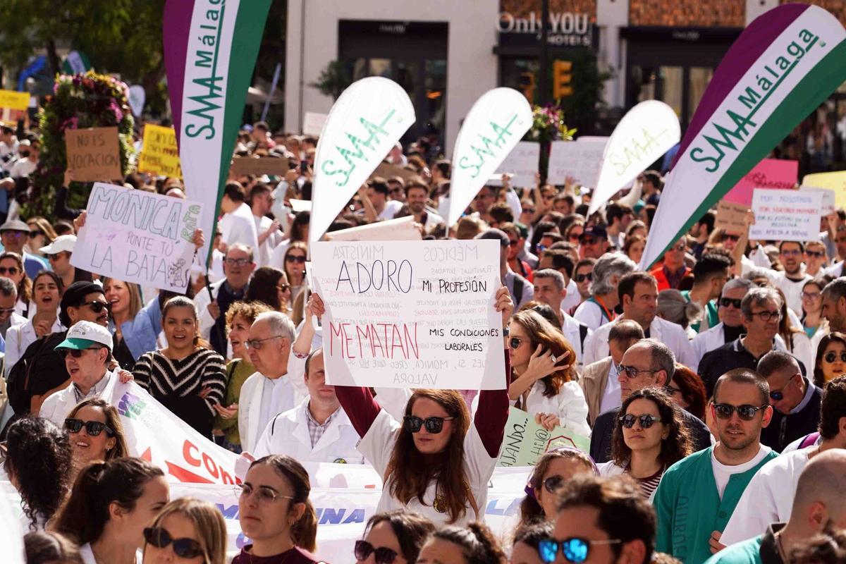 Más de medio millar de médicos de Málaga marchan por calle Larios en una nueva jornada de huelga Más de medio millar de médicos de Málaga marchan por calle Larios en una nueva jornada de huelga