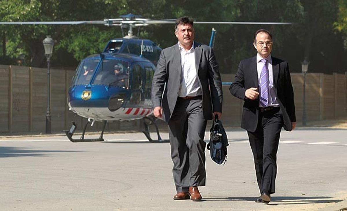 El president d’Esquerra Republicana de Catalunya, Joan Puigcercós, a l’arribar en helicòpter al Parlament.