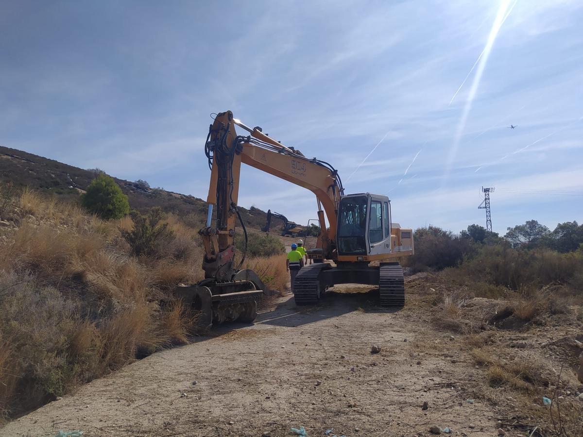 Una máquina trabajando en el vertedero