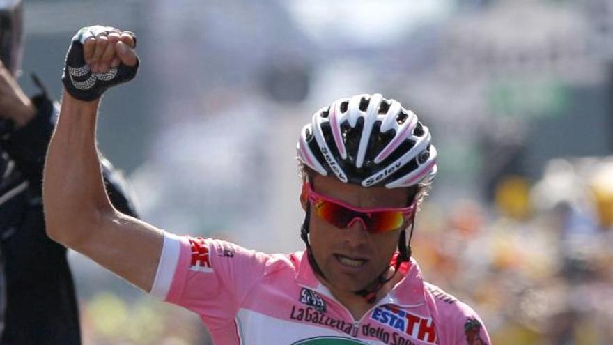 El ciclista italiano Danilo Di Luca, del LPR, celebra tras cruzar la meta de la décima etapa del Giro de Italia, desde Cuneo a Pinerolo, (262 kms), hoy 19 de mayo de 2009.