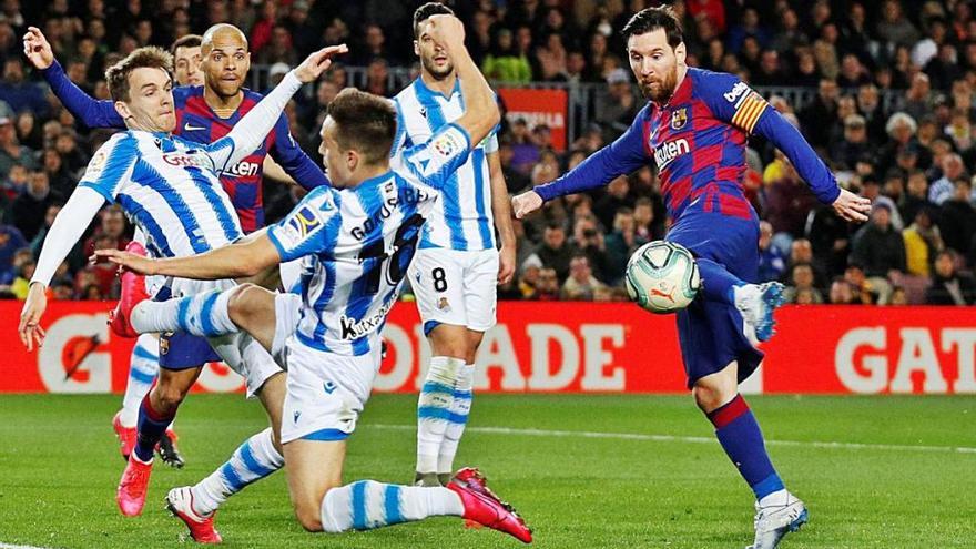Messi dispara ayer a puerta rodeado de defensores de la Real Sociedad.