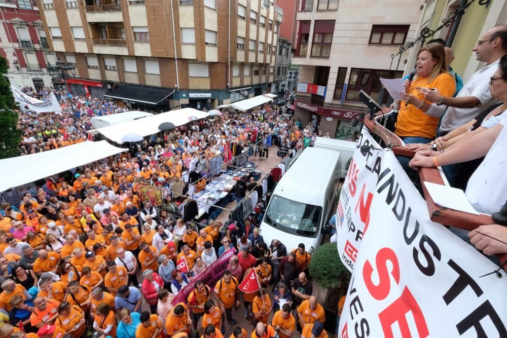 Siete mil personas claman en Langreo contra el cierre de Vesuvius