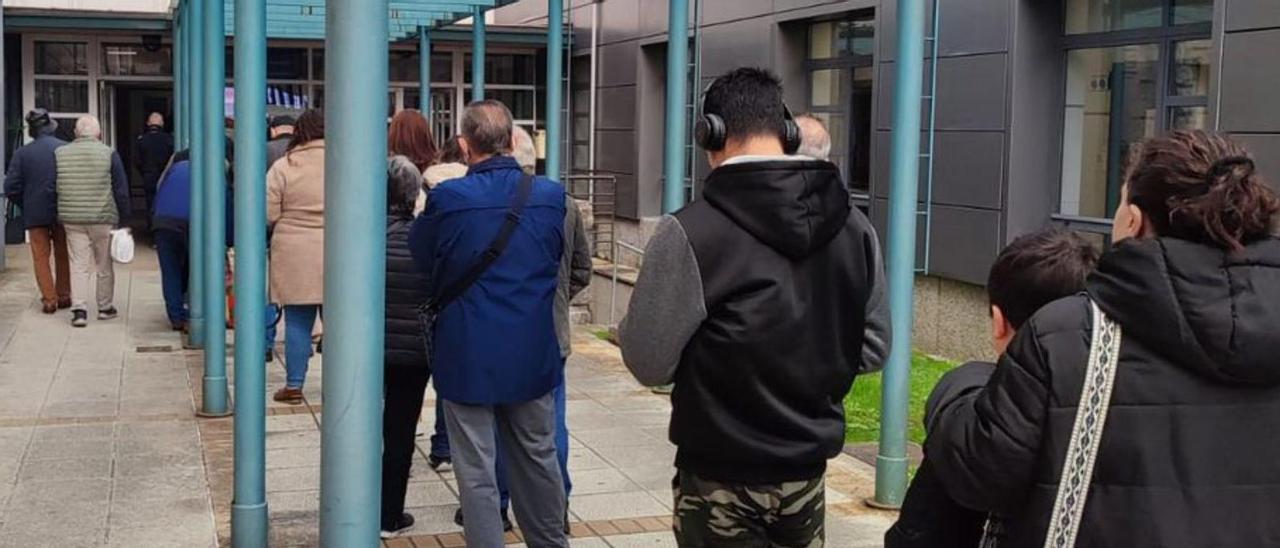 Cola a la entrada del centro de salud de San Roque. | FdV