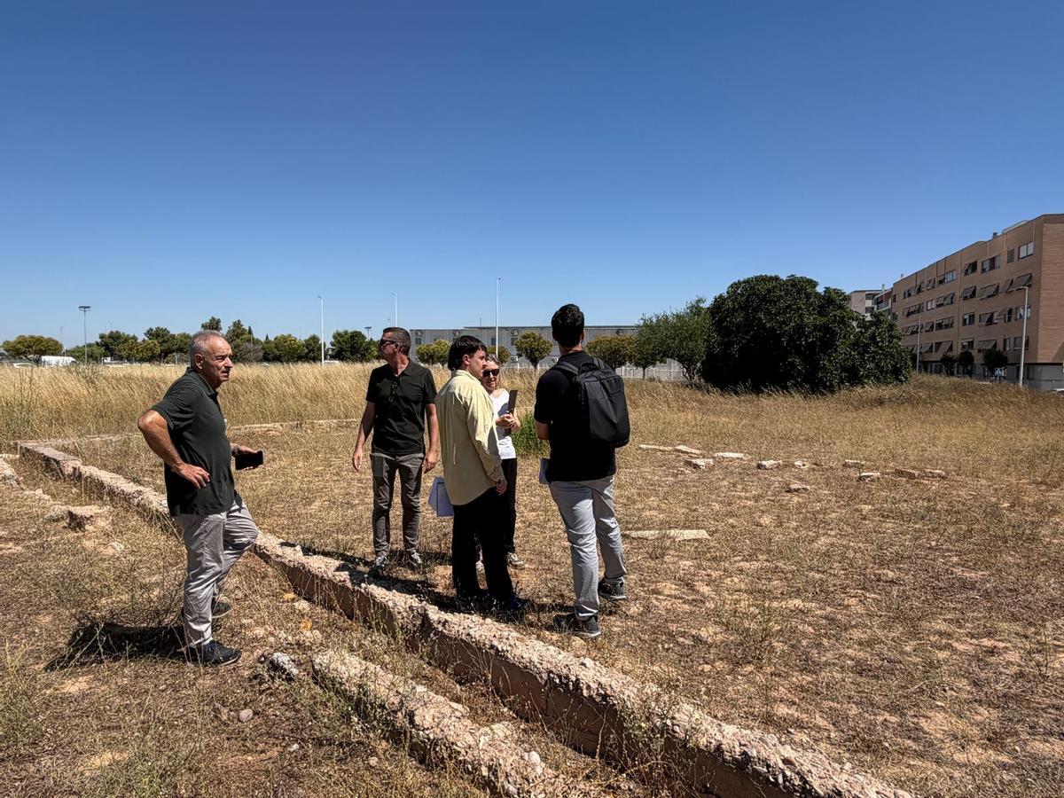 El concejal de Urbanismo con los técnicos en la parcela.