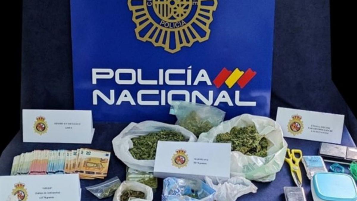 Drogas y dinero que la Policía Nacional se incautó en dos pisos de Los Bloques.