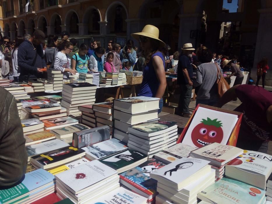 Auf keinen Tag freuen sich die Buchhändler und Bücherfans in Katalonien und auf den Balearen so sehr wie auf den 23. April, der in diesem Jahr auf einen Sonntag fällt. Dann nämlich ist Sant Jordi, der Georgstag, seit 1995 gleichzeitig auch Tag des Buches. Die in den 20er-Jahren in Katalonien begonnene Tradition besagt, dass dem Geliebten ein Buch geschenkt wird. Die Geliebte hingegen bekommt eine Rose.