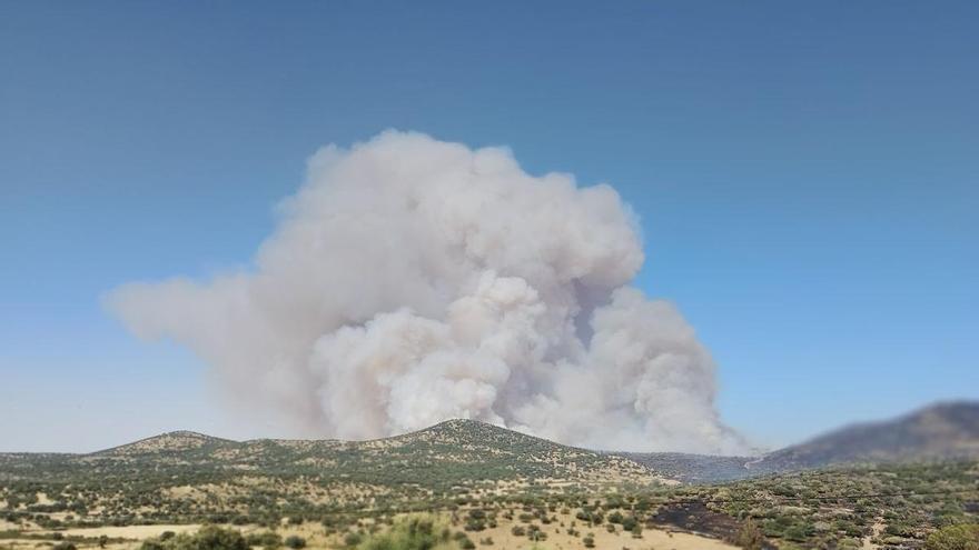 Desalojan dos pueblos de Segovia, muy próximos a Madrid, por el incendio junto a la AP-6, elevado al máximo nivel de gravedad