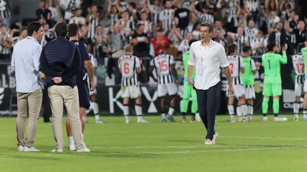 El presidente Voulgaris, tras un partido en el SkyFi Castalia, se acerca hacia Ramón Soria, del área deportiva.