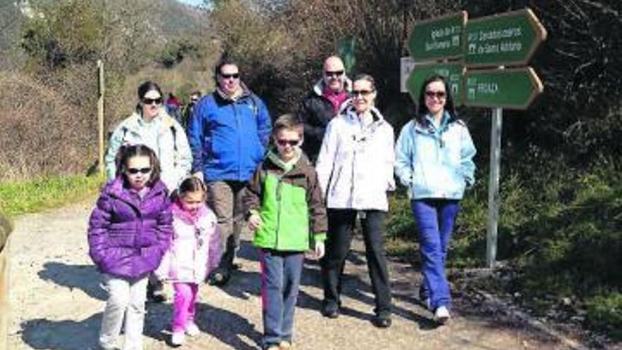 Una familia y sus amigos, ayer, en la Senda del Oso.