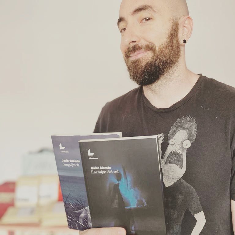 Javier Alemán junto a sus dos libros.