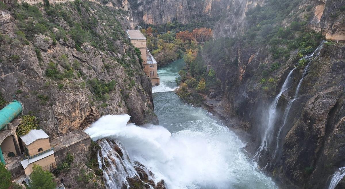 La presa desembalsando agua en el Ebro.