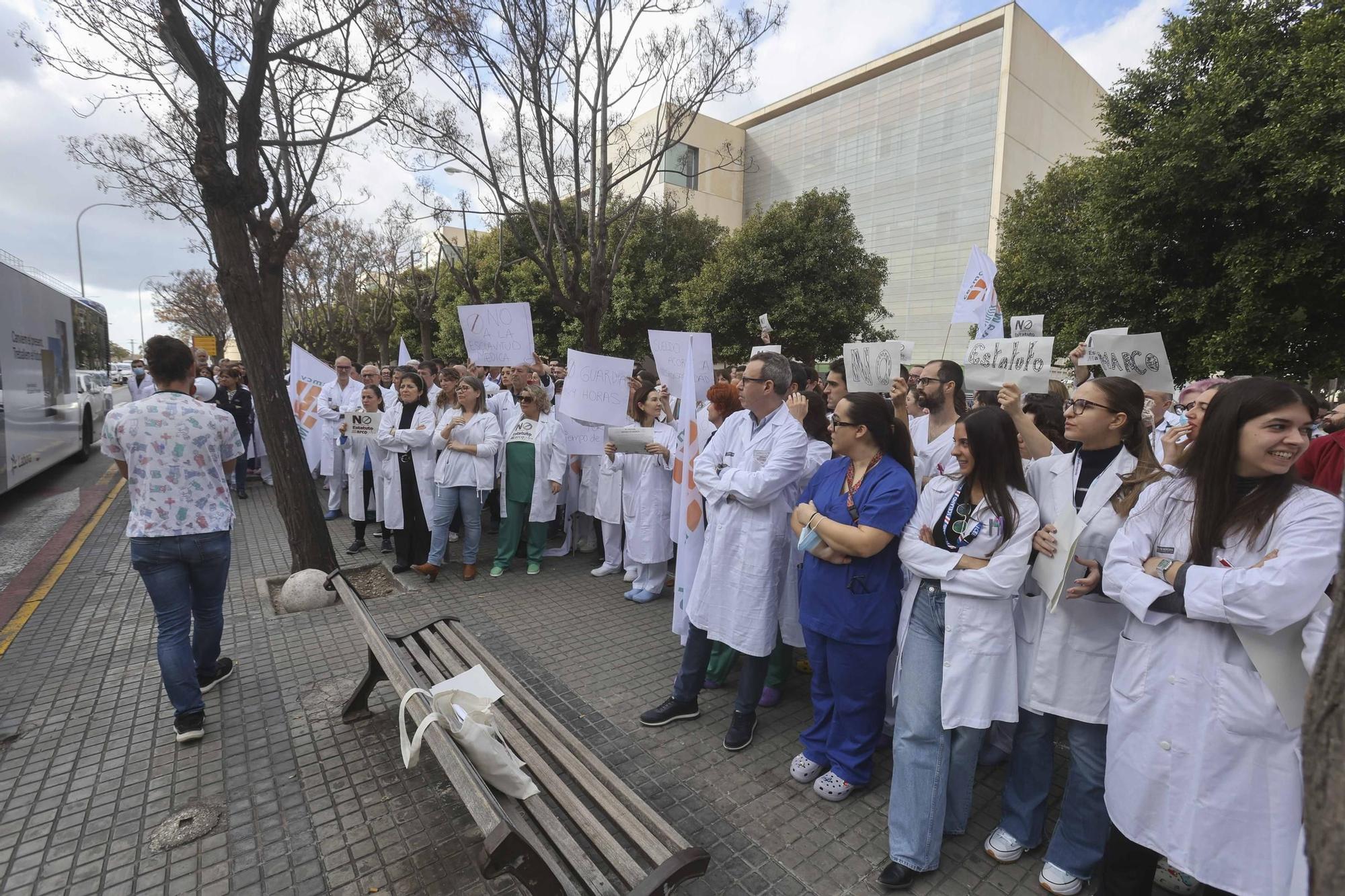 Protesta de los médicos del Hospital de Sant Joan contra el nuevo estatuto laboral