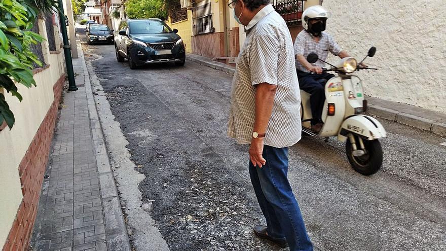 José Olivero, ayer en la deteriorada Travesía de Marcos Zapata, que se ha convertido en desvío por las obras en Luis Taboada y se ha acrecentado el tráfico
