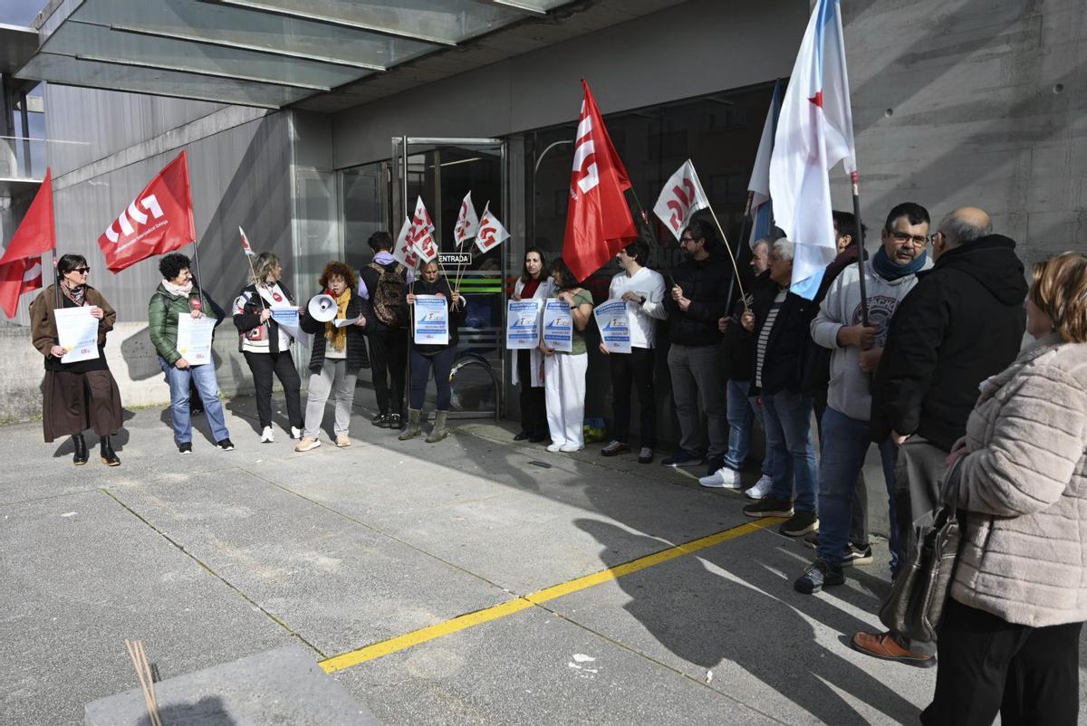 Protesta de ayer ante el centro de salud de A Parda.