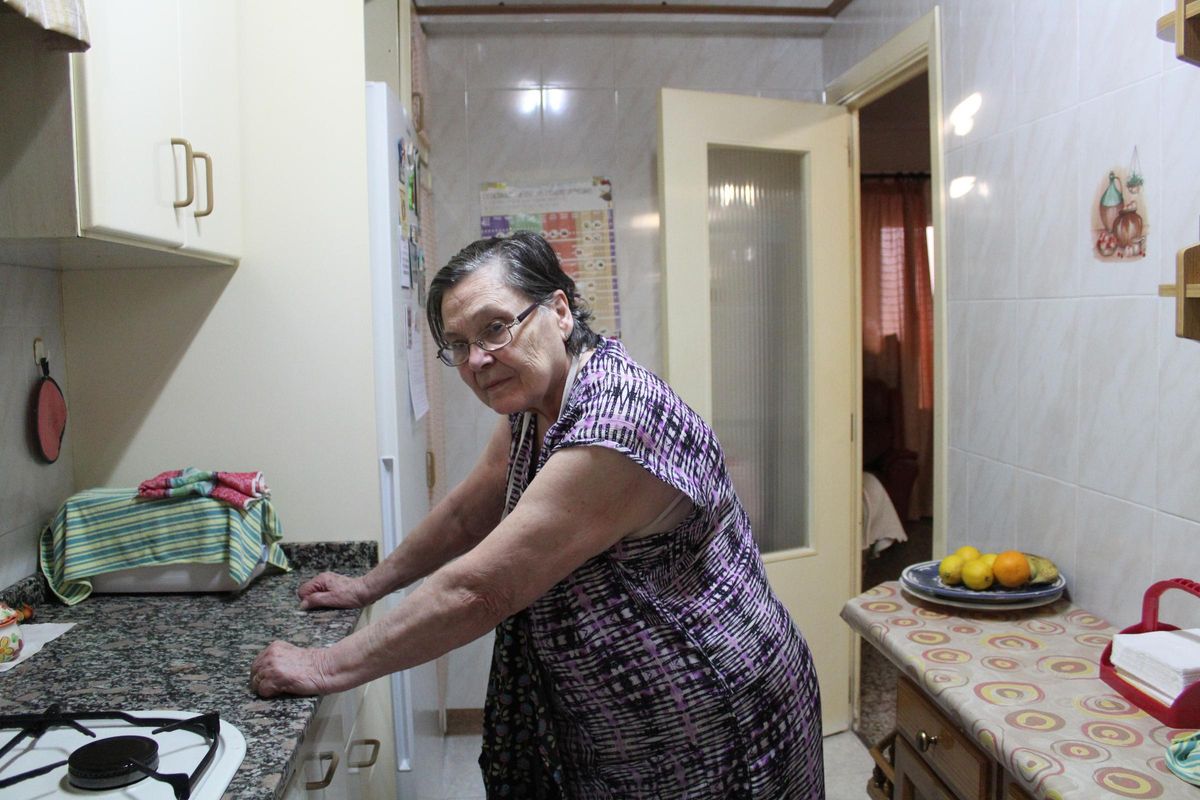 Mila en la cocina de su casa de Burjassot.