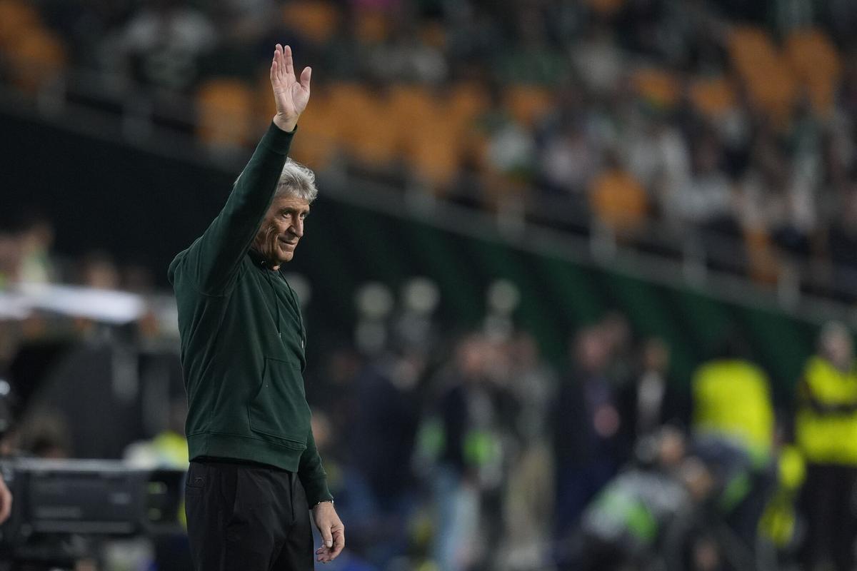 Manuel Pellegrini saluda a la afición en el Betis-Panathinaikos de vuelta de octavos de Europa League en La Cartuja