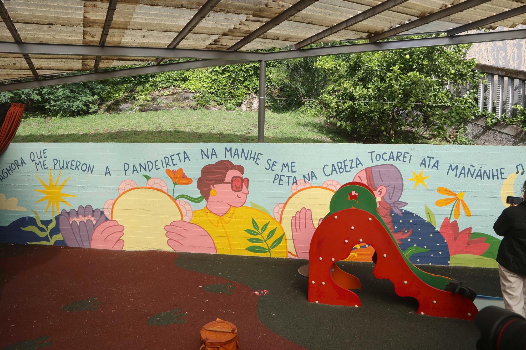 As cantareiras Adolfina e Rosa Casás decoran as paredes da escola infantil Luís Seoane
