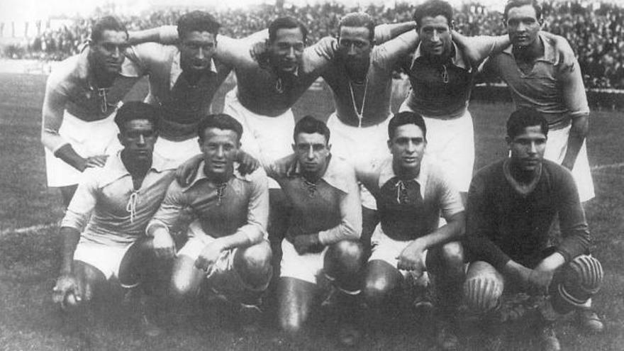 Una alineación del Oviedo de la temporada 1932-33. De izquierda a derecha y de arriba abajo: Chus, Galé, Lángara, Sirio, Mugarra, Calichi, Casuco, Gallart, Inciarte, Botella y Santander. | lne