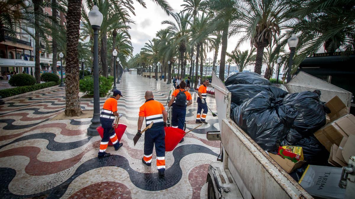 Operarios del servicio durante una jornada en la Explanada, en imagen de archivo