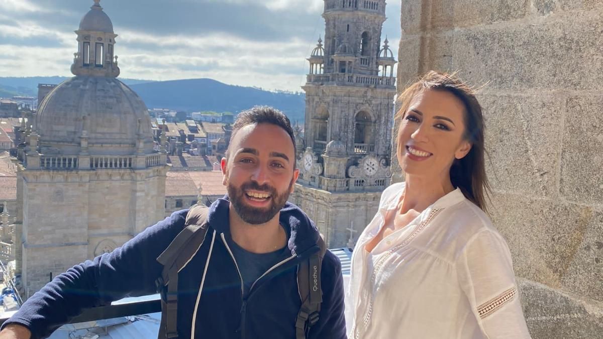 Patricia Pardo i el xef Pepe Solla acompanyen ‘Viajeros Cuatro’ en el seu recorregut per Santiago de Compostel·la Patricia Pardo i el xef Pepe Solla acompanyen ‘Viajeros Cuatro’ en el seu recorregut per Santiago de Compostel·la