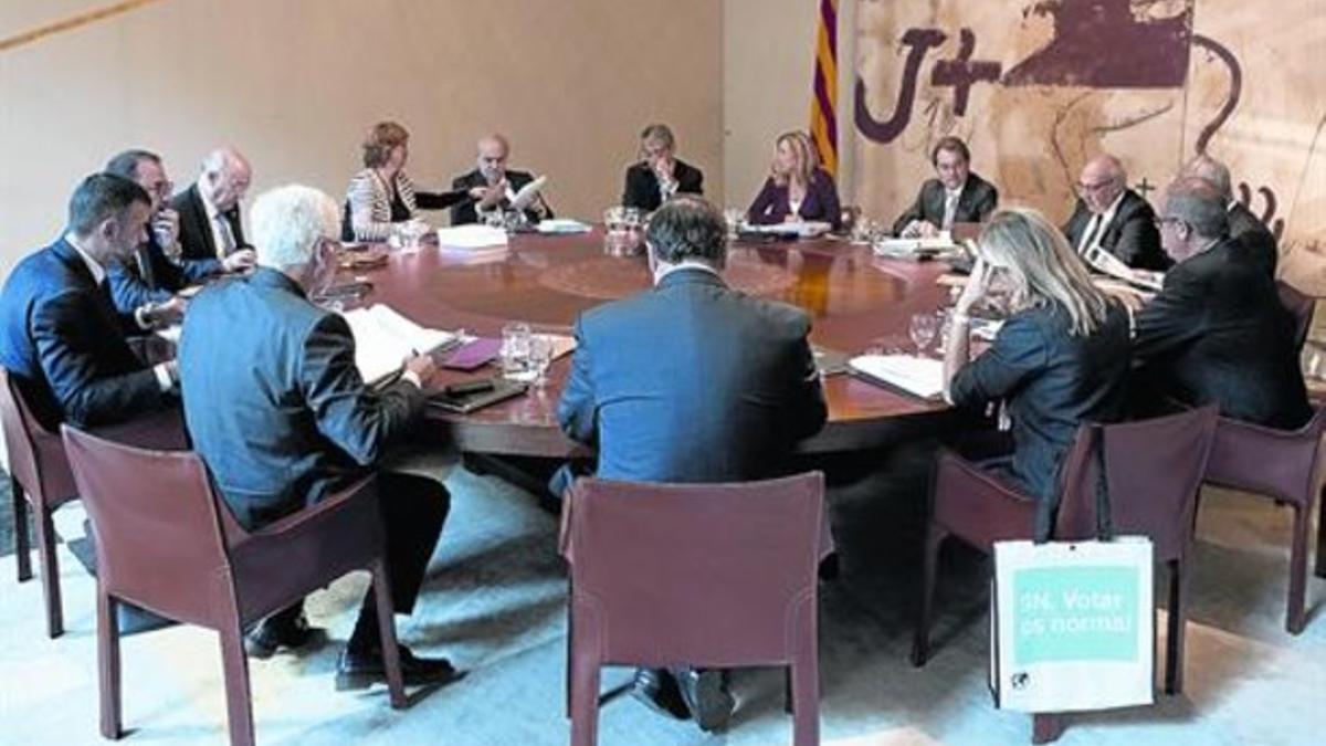 Inicio de la reunión del Consell Executiu, ayer, en el Palau de la Generliatat.