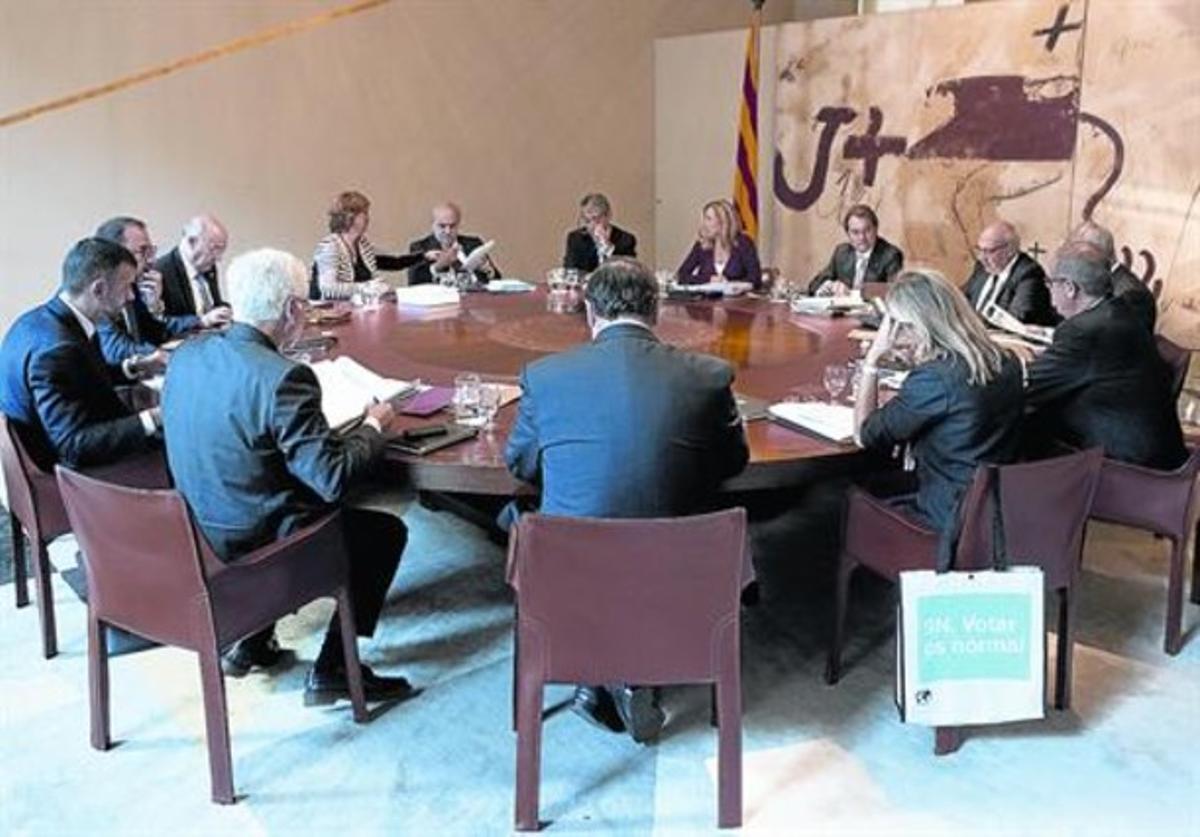 Inici de la reunió del Consell Executiu, ahir, al Palau de la Generalitat.