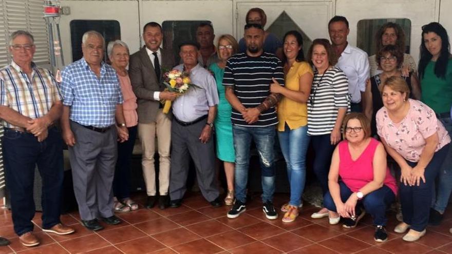 Santiago Benítez, que recibe un ramo de flores de la mano del alcalde, durante su último cumpleaños.