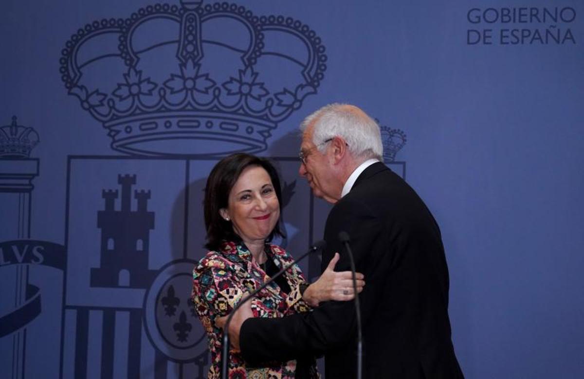Margarita Robles y Josep Borrell, en la despedida del segundo como ministro, en noviembre de 2019.