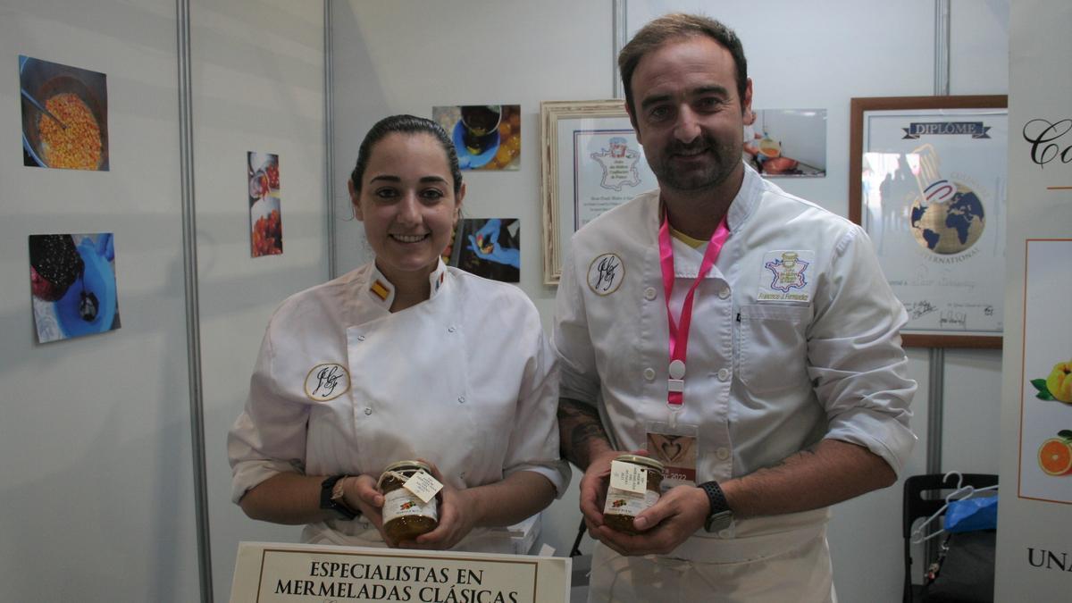 Mari Paz y Francisco Fernández con la mermelada que ha sido seleccionada entre las mejores del mundo.