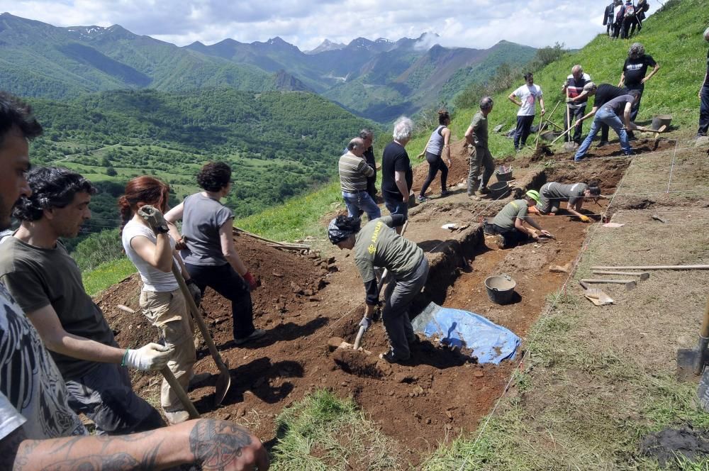 Excavación en la fosa de Parasimón