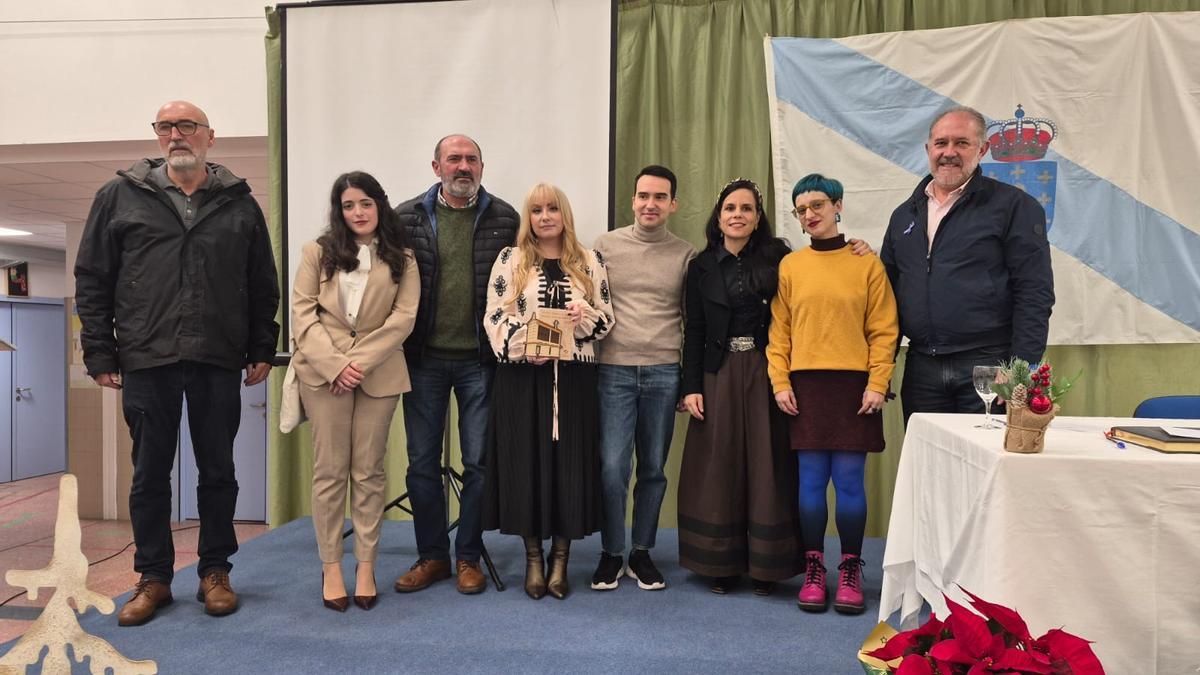 Inés Mosquera sujeta el premio de poesía Eusebio Lorenzo Baleiron junto a otros premiados y autoridades