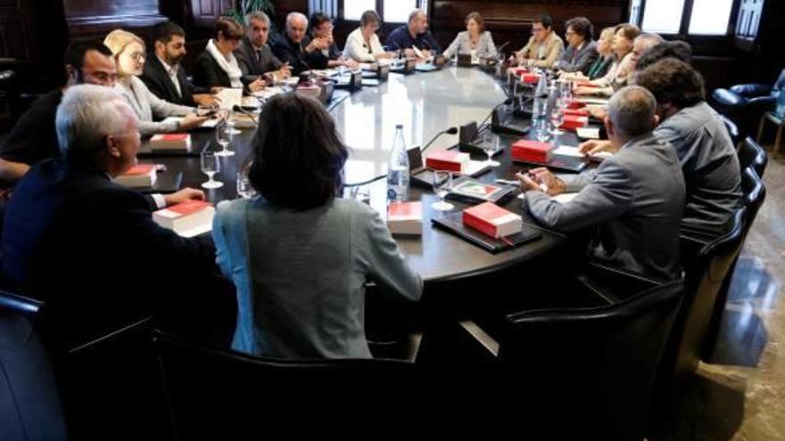 La Mesa i la Junta de Portaveus reunida, ahir, al Parlament.