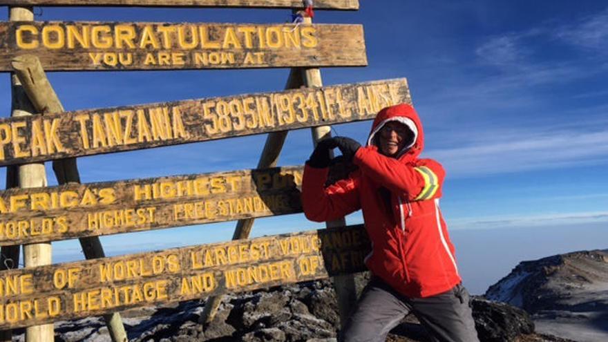 Hessia Fernandes en el pico del Kilimanjaro.