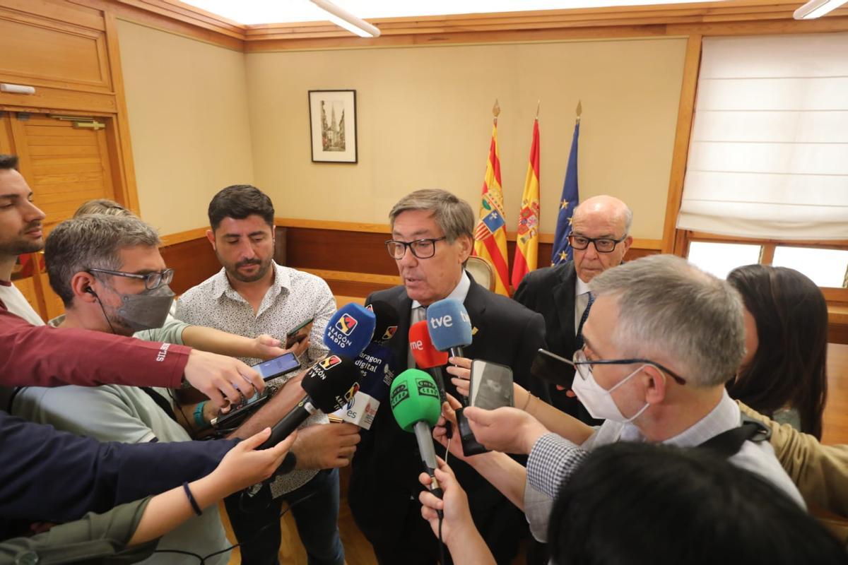 Arturo Aliaga atiende a los medios tras la firma del contrato con Dorna.