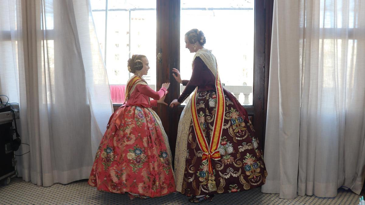 Lucía y Berta cieran la puerta del balcón