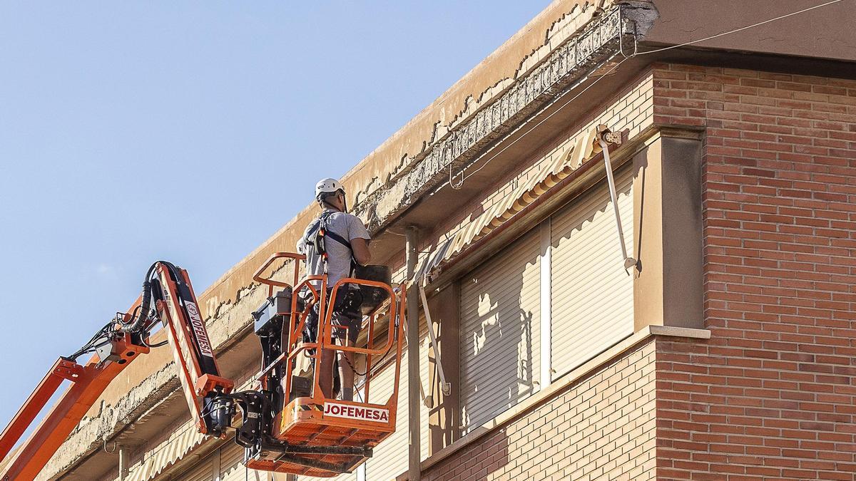 Obras de saneamiento en el CEIP Oscar Esplá tras la caída de cascotes a finales del pasado septiembre.