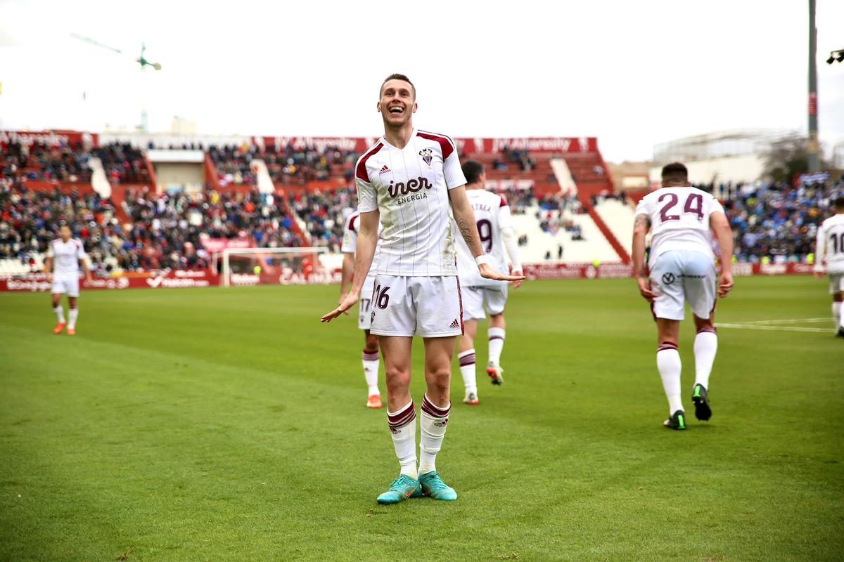 Dubasin celebra un gol con el Albacete