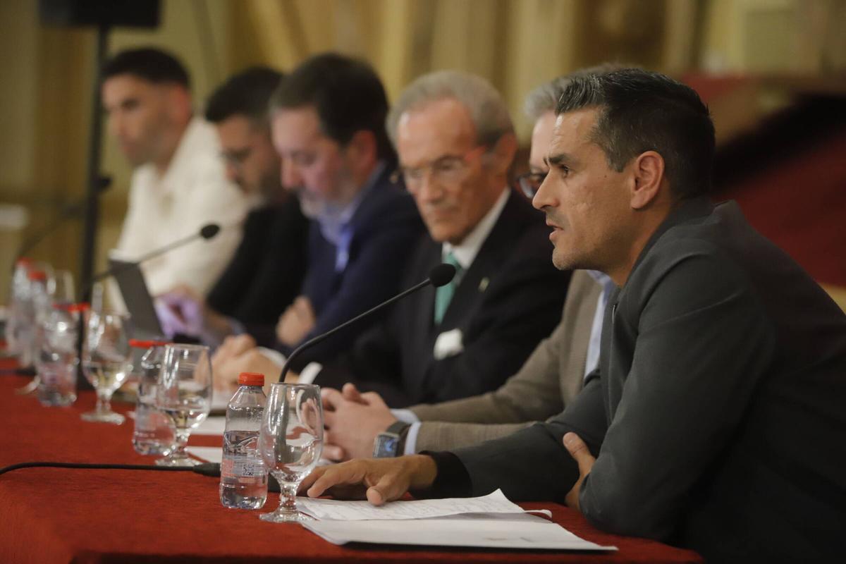 La mesa redonda en el Real Círculo de la Amistad, con protagonistas del Córdoba CF, en imágenes