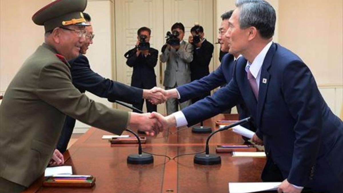 Los negociadores de Pionyang y Seúl, tras lograr el acuerdo, este lunes.