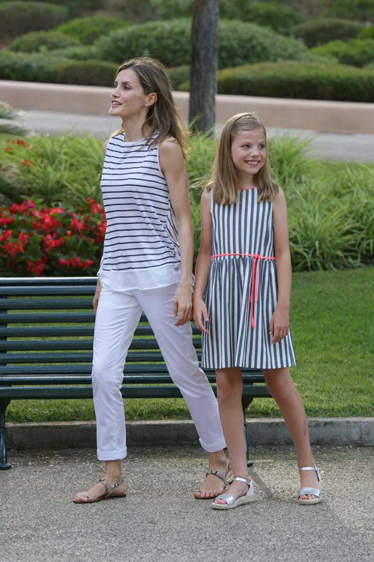 Letizia Ortiz y Sofía con look marinero en Marivent