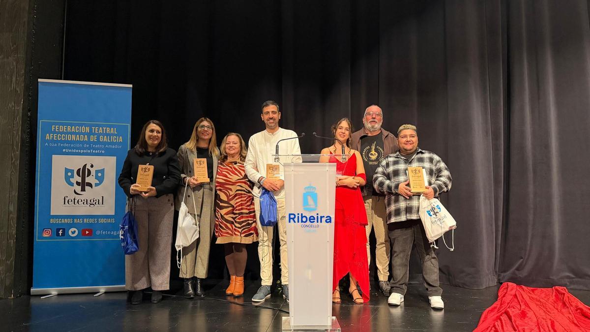 Ana Barreiro, segunda pola esquerda, foi a encargada de entregar os premios ás compañías teatrais.
