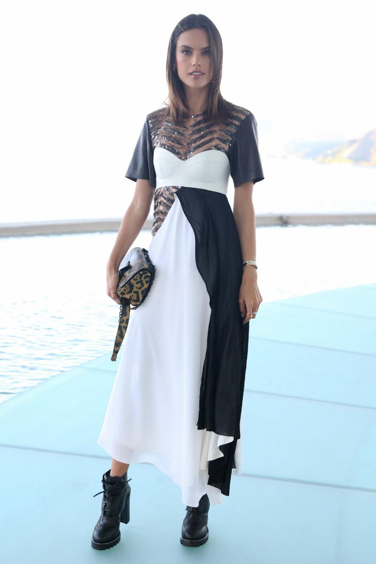 Alessandra Ambrosio en el desfile Crucero 2017 de Louis Vuitton