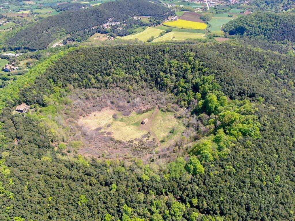 Imagen aérea del cráter y la ermita. 