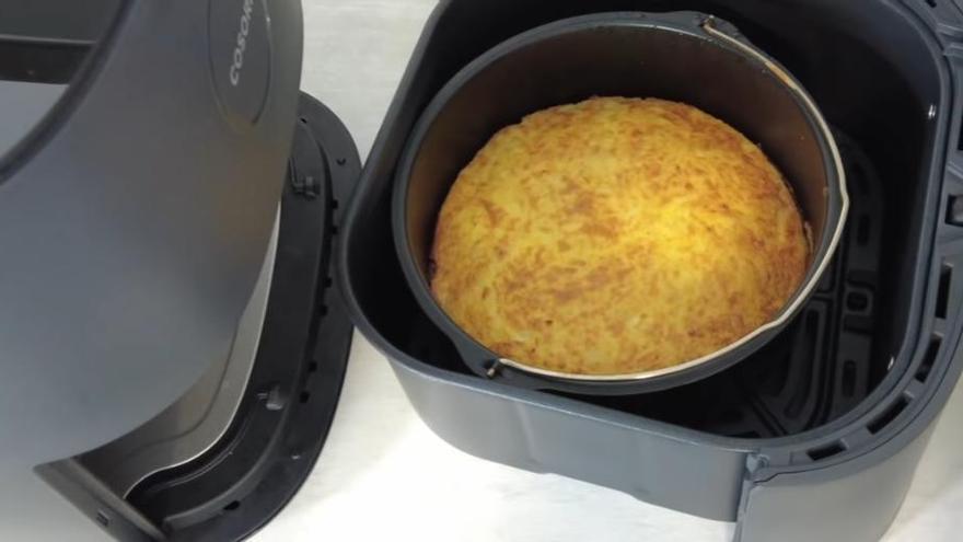 Así se hace una tortilla de patata en la freidora de aire: la receta más polémica