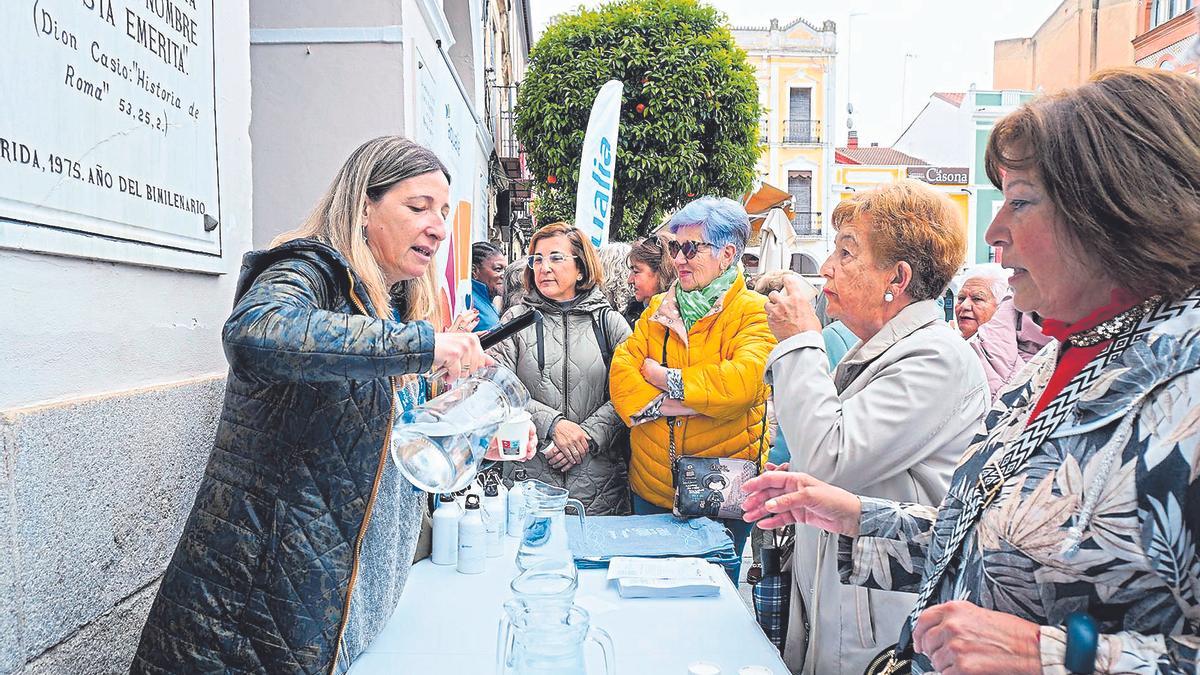 En las catas de agua del grifo los ciudadanos comparan a ciegas el agua del grifo y embotellada