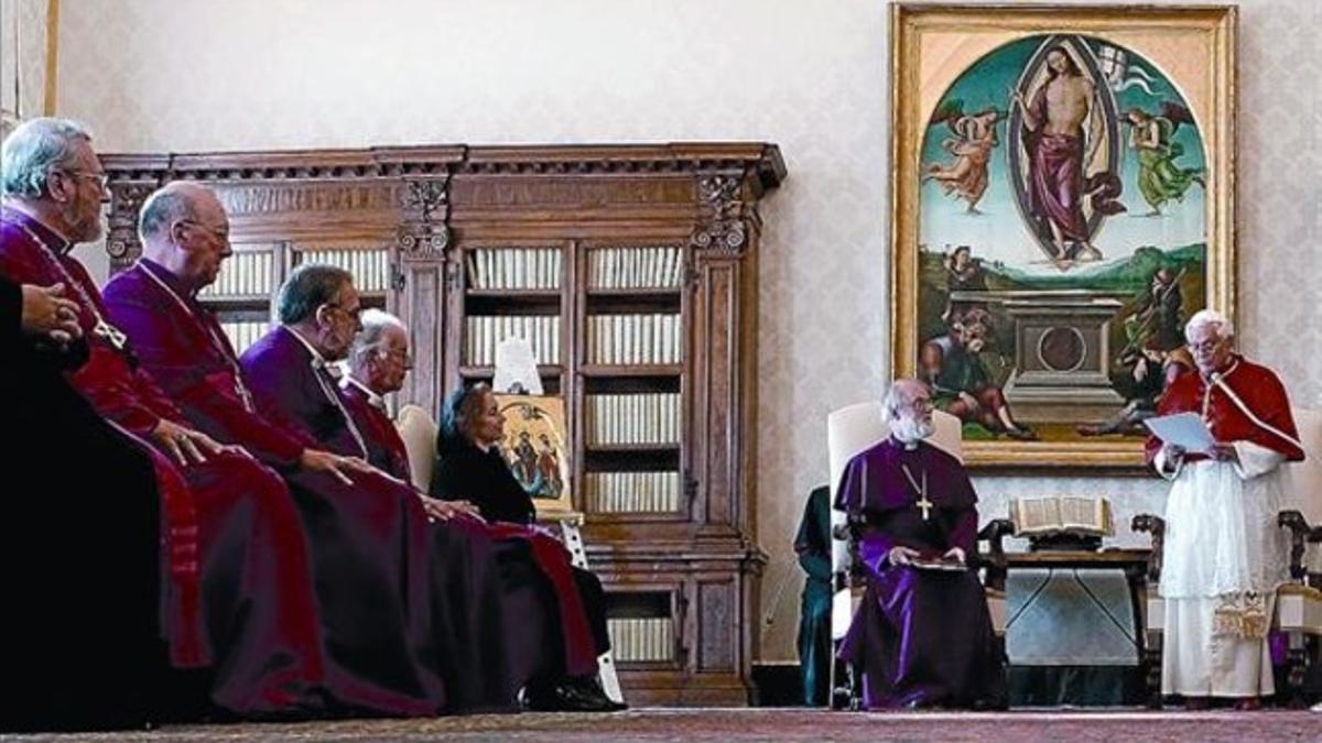 El Papa lee un discurso junto al arzobispo de Canterbury, Rowan Williams, en el Vaticano.