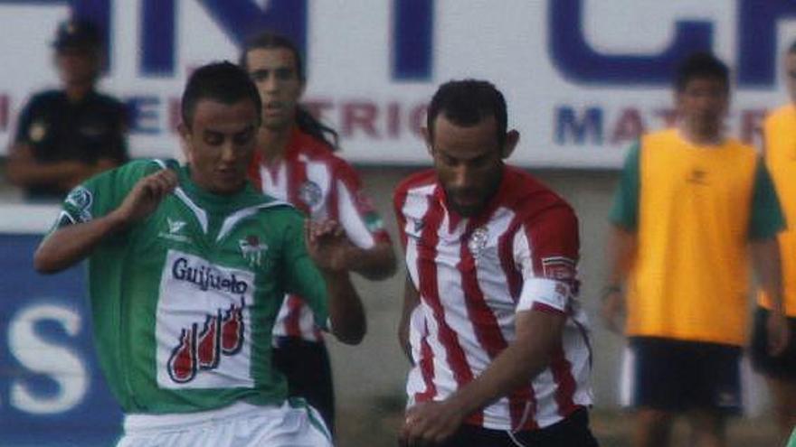 Agustín conduce el balón durante el partido de ayer en el Ruta de la Plata.