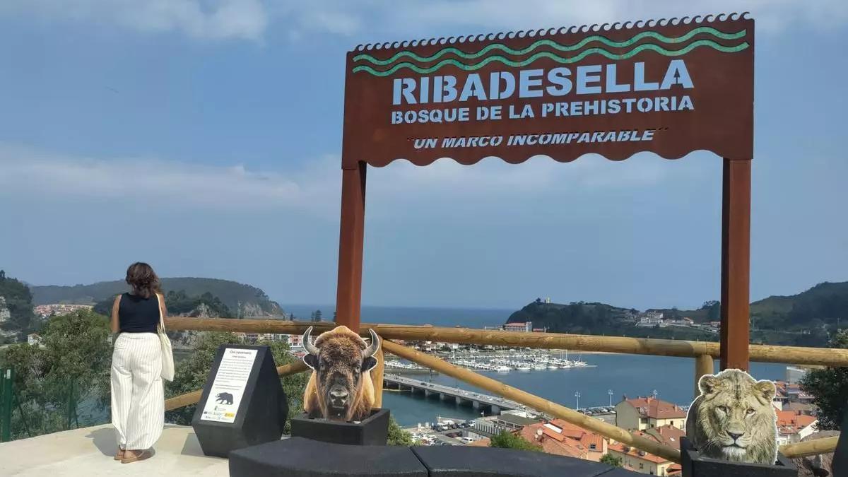 Vista de Ribadesella desde el Bosque de la Prehistoria.