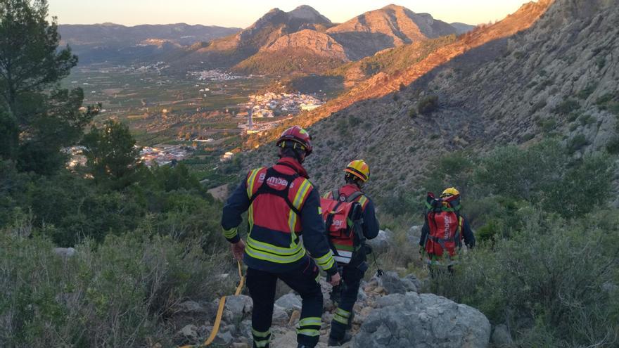 El fuerte viento complica la extinción del incendio de El Ràfol d&#039;Almúnia