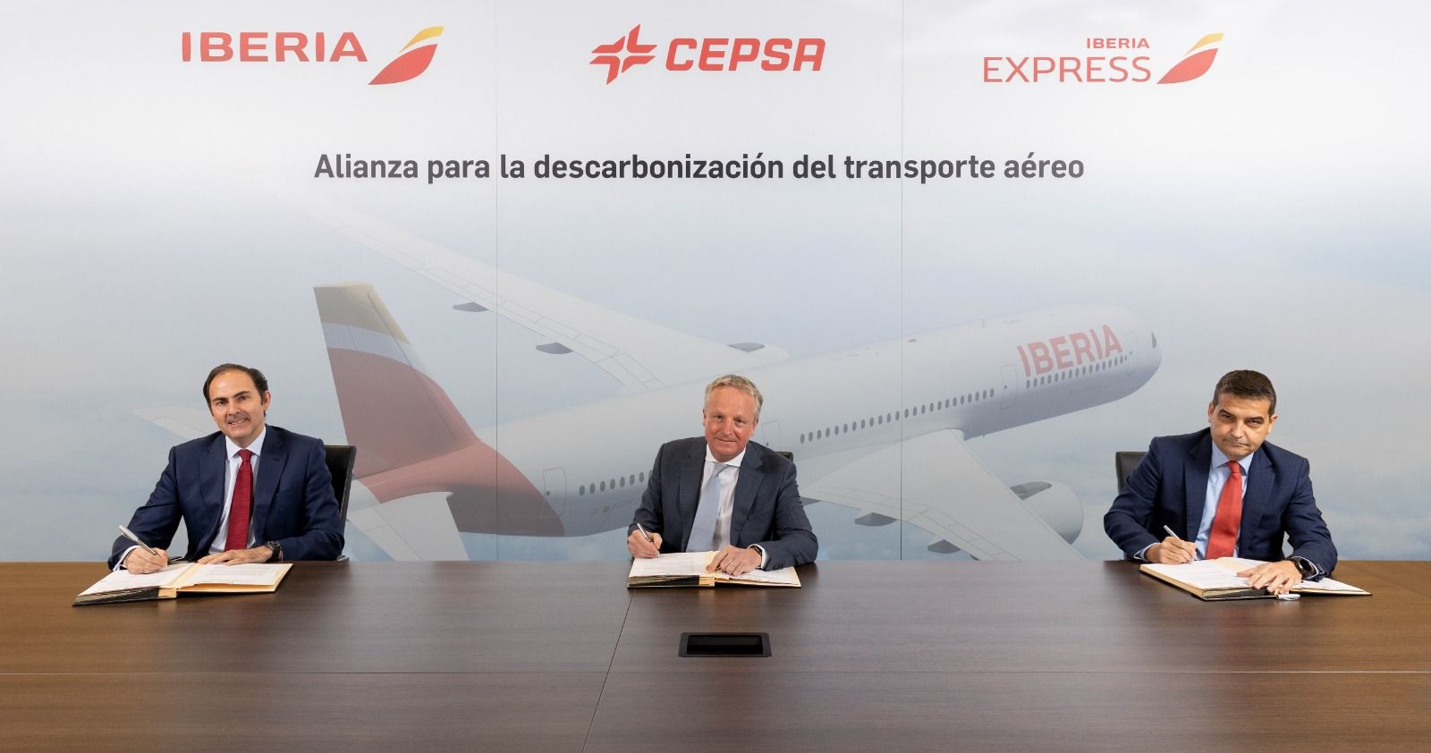 De izquierda a derecha; el presidente de Iberia, Javier Sánchez-Prieto, el consejero delegado de Cepsa, Maarten Wetselaar, y el consejero delegado de Iberia Express, Carlos Gómez.